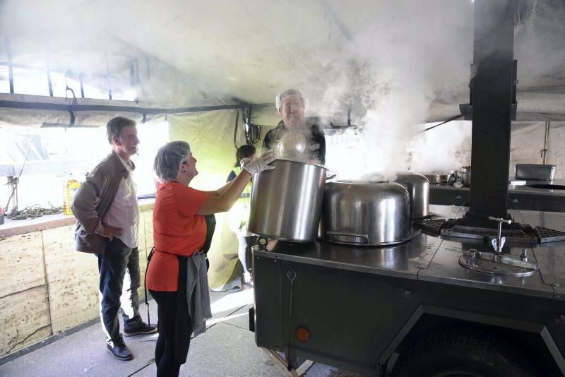 Miles de personas comen en la plaza del Pilar alimentos que iban a desecharse