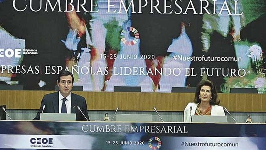 El presidente de la CEOE, Antonio Garamendi, y Carmen Planas durante la cumbre.