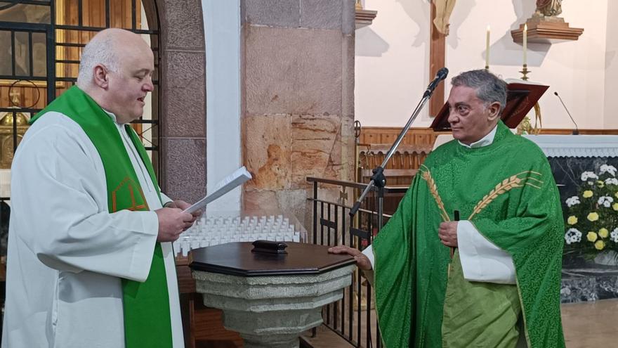 Fernando Velado, a la derecha, durante la misa de toma de posesión, junto a Iván González Collado, ayer, en la iglesia de San Emiliano de Vega.