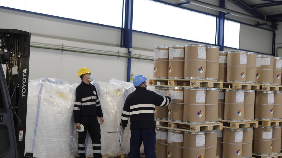 Operarios en la instalaciones de Bayer en Lada.