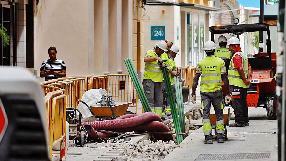 Albañiles trabajando en una calle de Murcia | JUAN CARLOS CAVAL