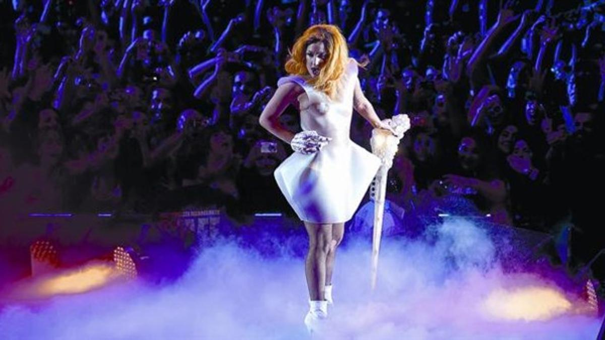 Lady Gaga, durante la extravagante actuación que ofreció anoche en el Palau Sant Jordi de Barcelona.