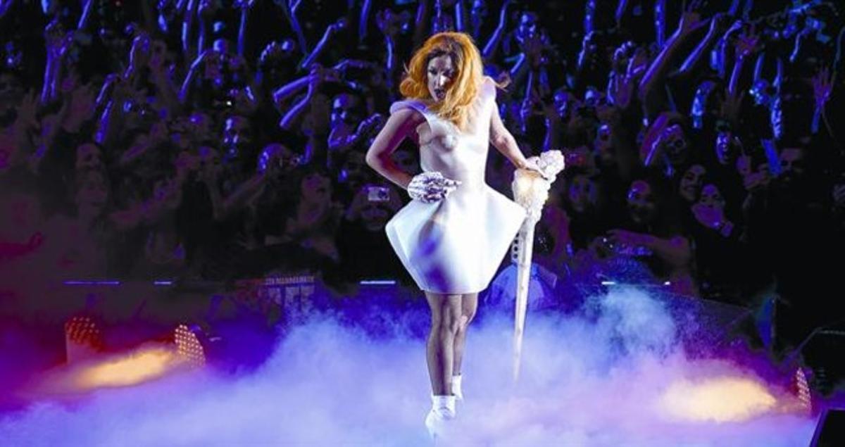 Lady Gaga, durant l’extravagant actuació que va oferir ahir a la nit al Palau Sant Jordi de Barcelona.