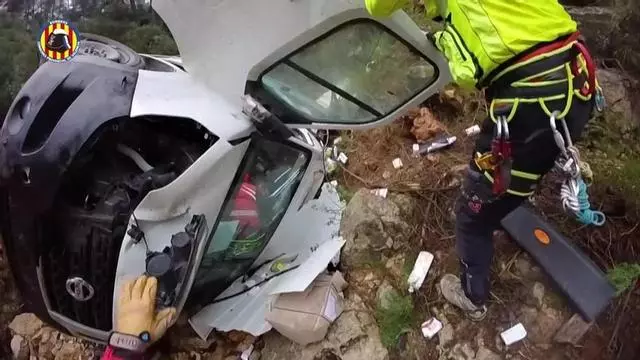 Impresionante rescate de un conductor que cayó 15 metros con su furgoneta por un barranco