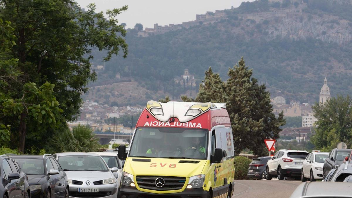 Una ambulancia, al salir del Hospital de Xàtiva.