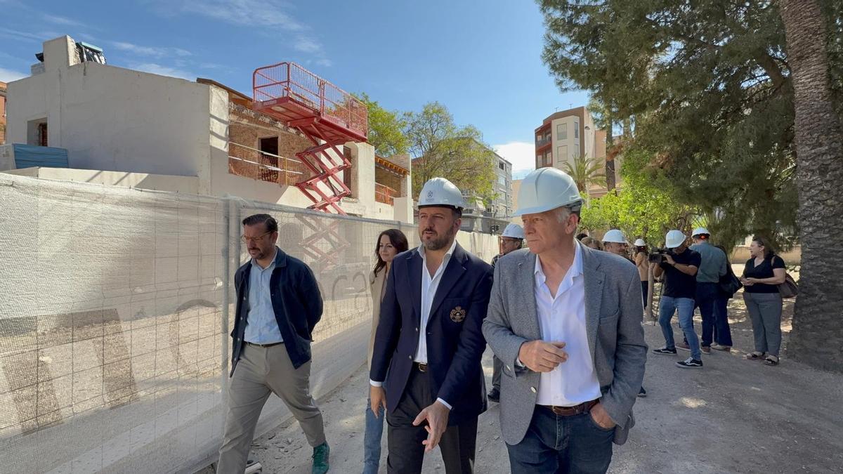 El alcalde junto al Jefe de Patrimonio del Ayuntamiento de Elche en la visita a las obras