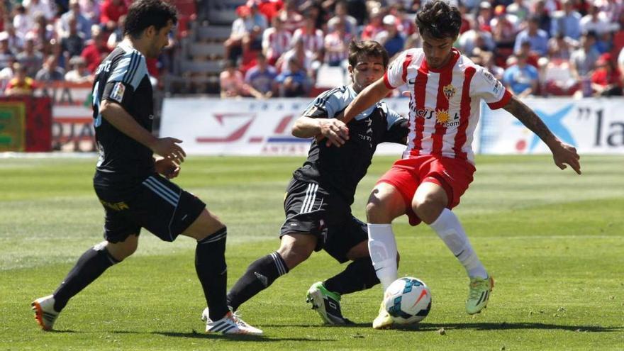 El delantero del Almería Suso controla un balón ante el acoso de Jony y Álex López durante el encuentro disputado ayer en el Estadio de los Juegos Mediterráneos. // Efe