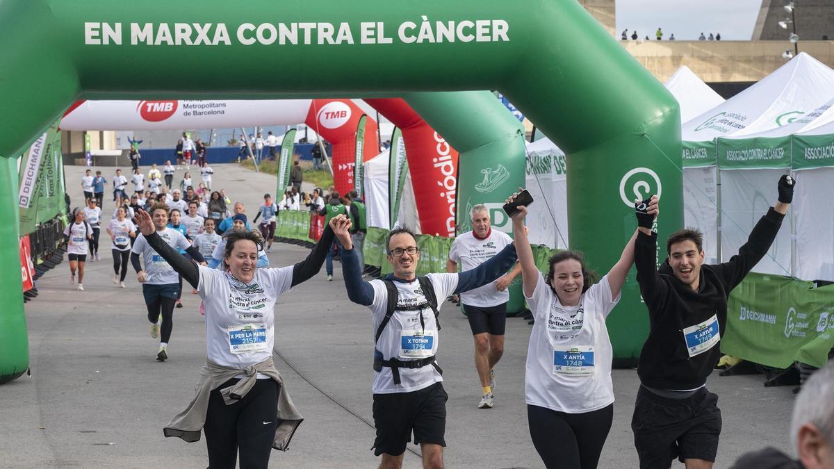 Carrera 'En Marxa Contra el Càncer' organizada por la Asociación contra el Cáncer en Barcelona y patrocinada por EL PERIÓDICO, en su edición de 2025.