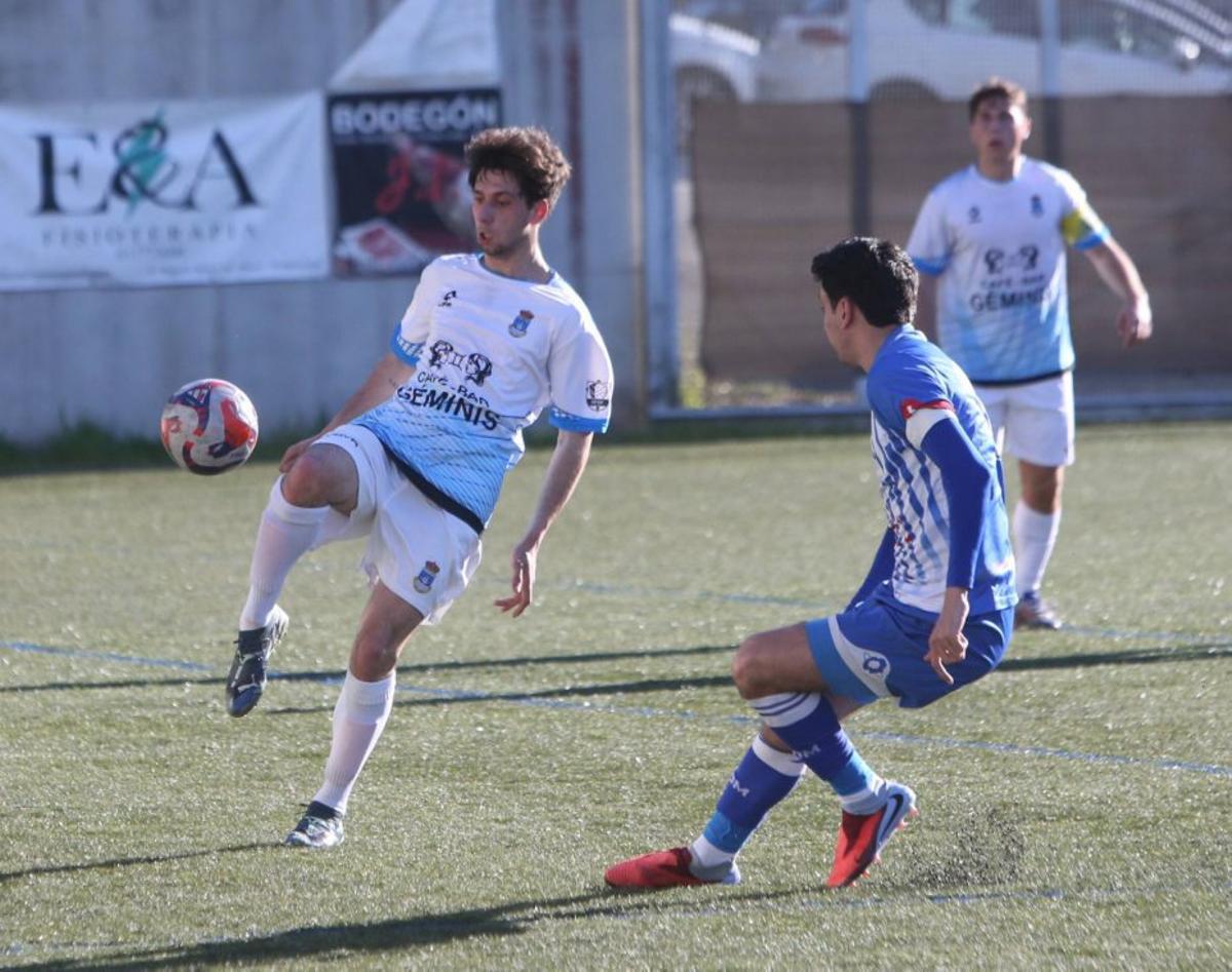 Un futbolista del Bueu controla el balón en el duelo de ayer.