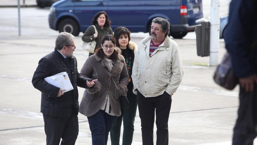 La familia de Iván González Fresno, con su abogado, a la puerta del juzgado