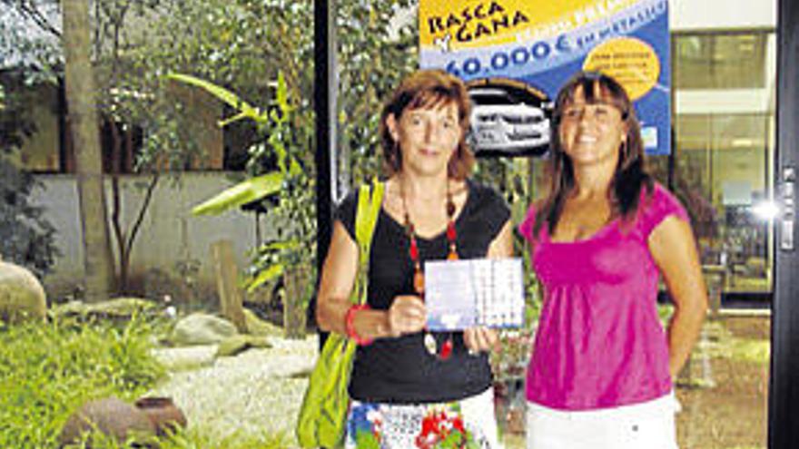 Rosa María Roselló recibió su premio de manos de Mar Moreno.