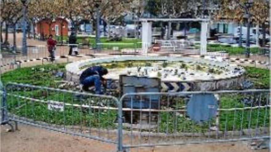 Membres de la brigada han iniciat les feines en el brollador.