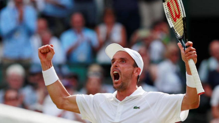 Roberto Bautista celebra su pase a semifinales de Wimbledon.