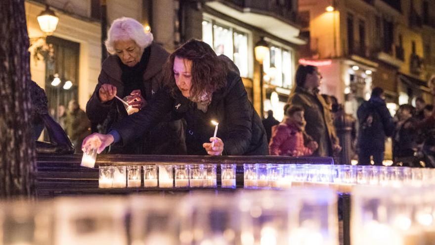 Encesa d&#039;espelmes a la Plana de l&#039;Om de Manresa contra la violència masclista, l&#039;any passat.