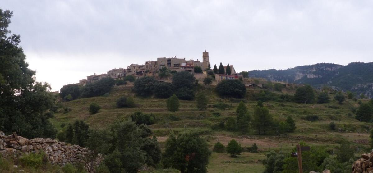 El Ballestar fue construido sobre un cerro en la Pobla de Benifassà.