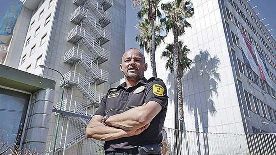 Juan Manual RodrÃ­guez posa ante la escalera en la que evitÃ³ el suicido de una indigente.