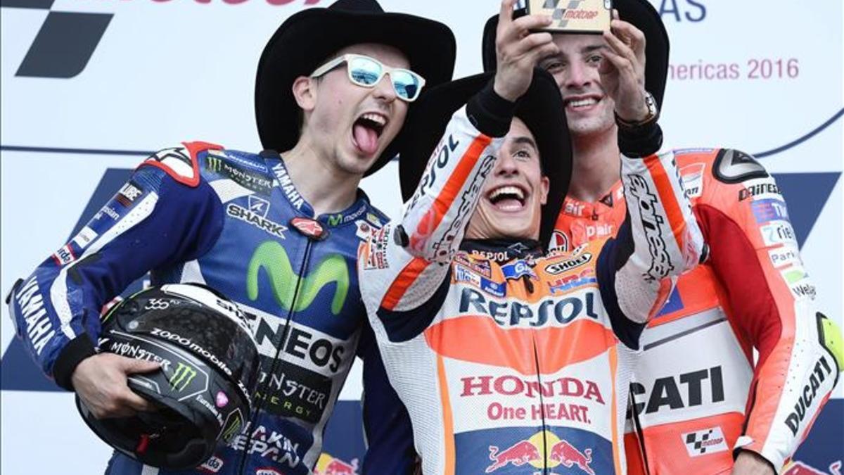 El selfie de Márquez, Lorenzo y Iannone en el podio de Austin