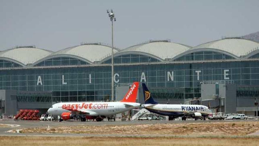 El aeropuerto con uno de los rótulos que ya lleva el nombre de Alicante y al que se le incorporará el de Elche.