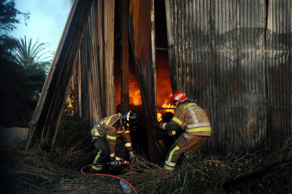 Arde una tienda de neumáticos en Murcia