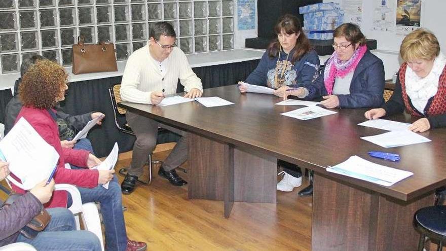 Directiva del Centro Comercial Local Estrela de Marín, en la última asamblea general.  // Santos Álvarez