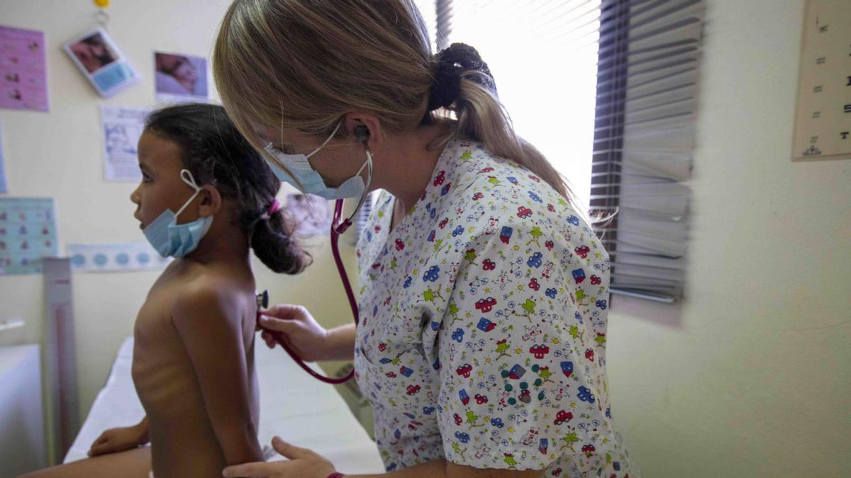 Una médico pasando consulta en un centro de salud de Mallorca.