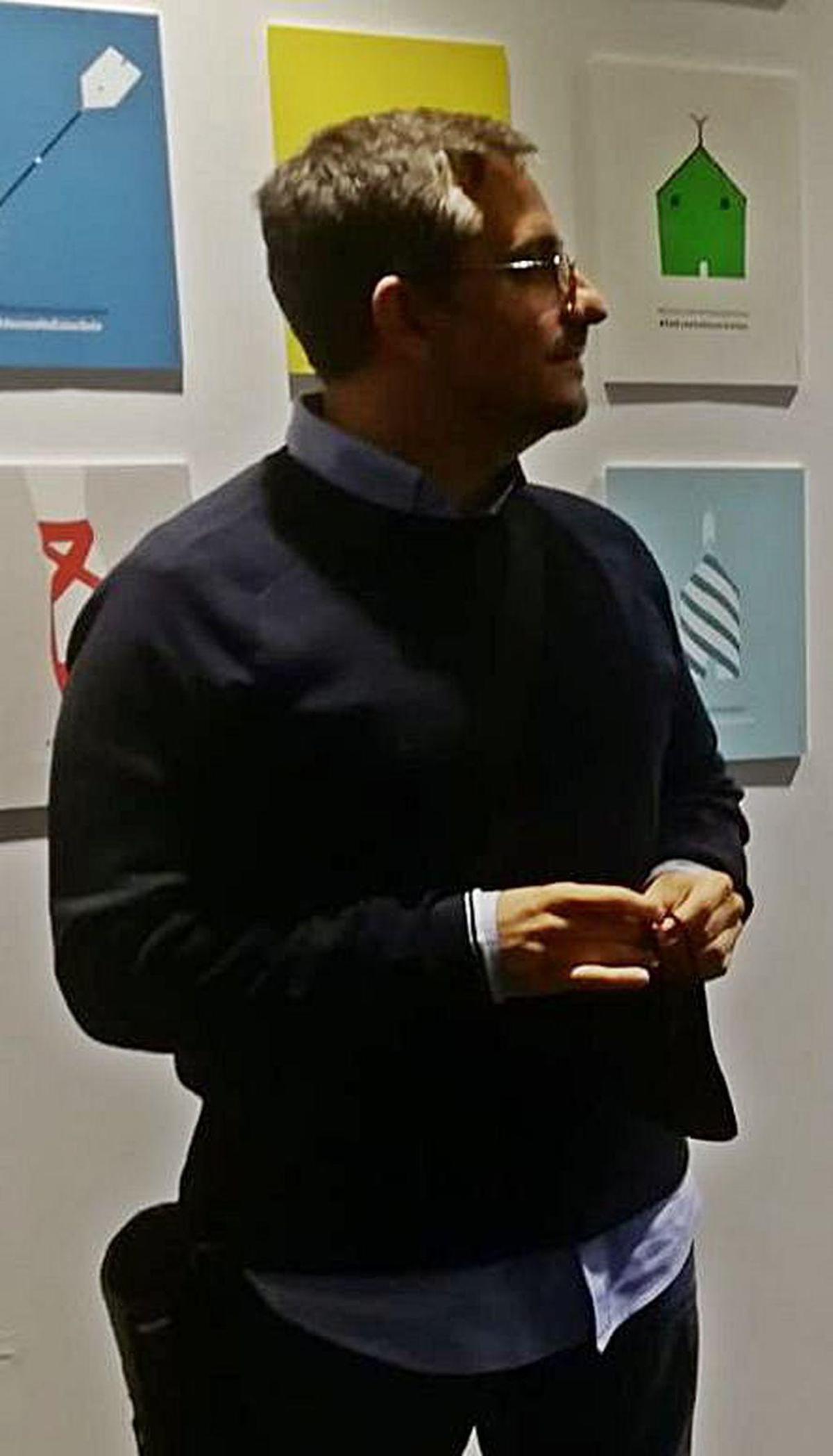 Goyo Rodríguez, con varias de las obras detrás.
