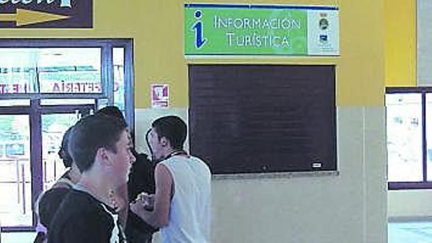 El punto de información turística de El Lleráu, ayer, cerrado.