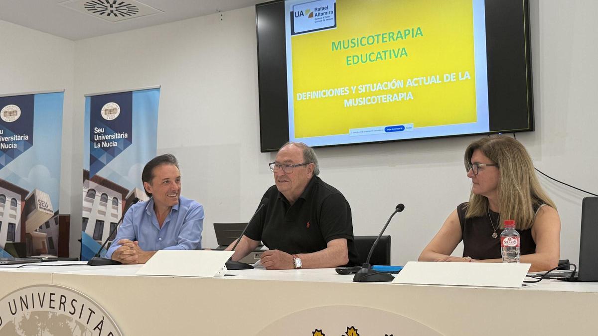 Apertura del curso con Román Rodríguez, coordinador del Curso; Ana Isabel Berenguer, primera ponente y Pedro Lloret, Concejal de Seu Univ.