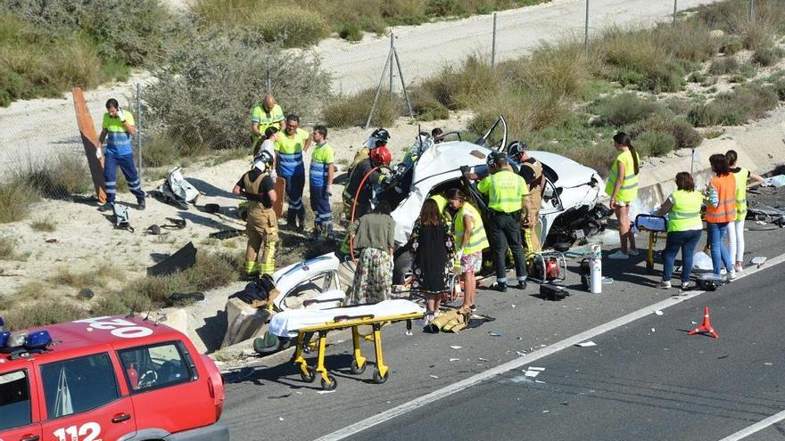 Bomberos, agentes y sanitarios trabajan tras el accidente del domingo en la A-30.