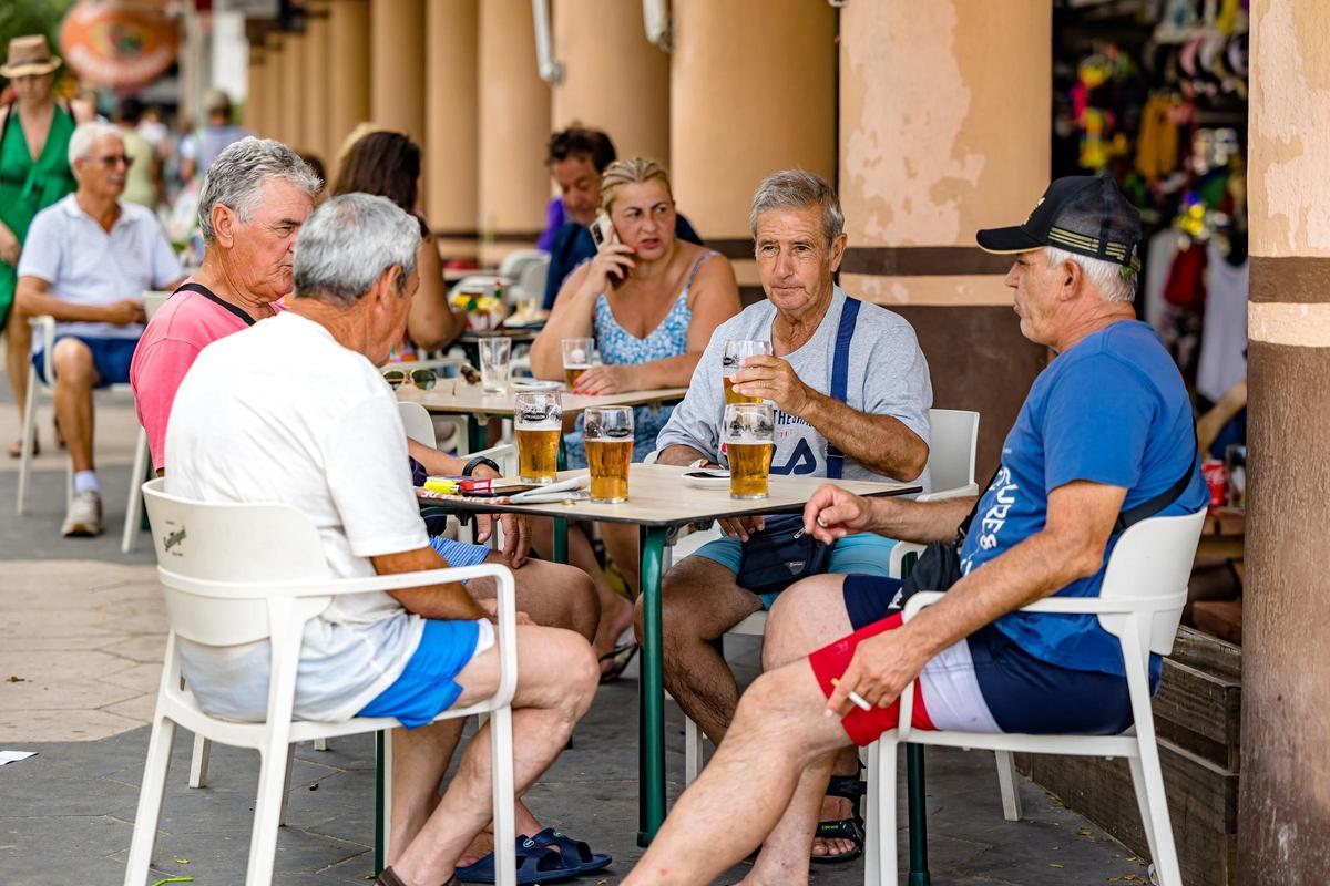 Cervezas en una mesa de un local de Benidorm.