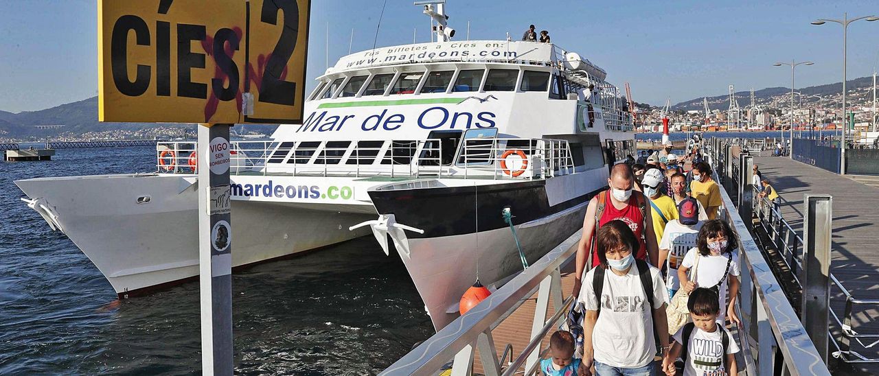 Viajeros desembarcando en Vigo del barco procedente de las Cíes ayer por la tarde.