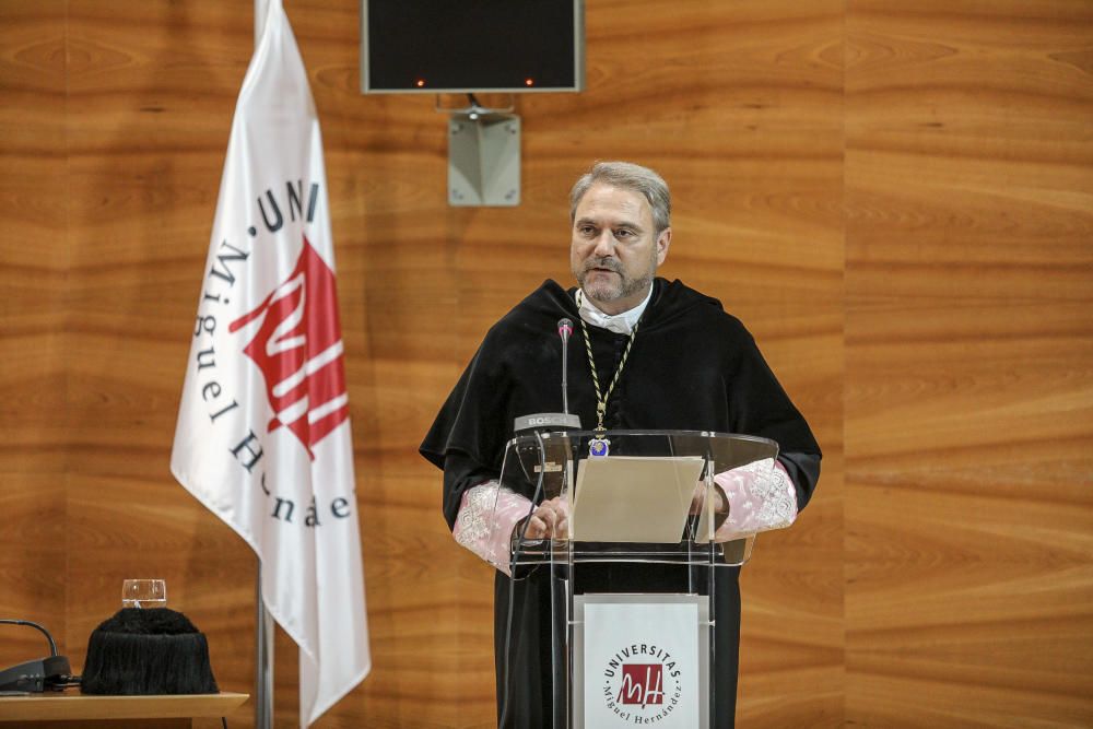 La UMH inviste doctor honoris causa a Ramón Lobo