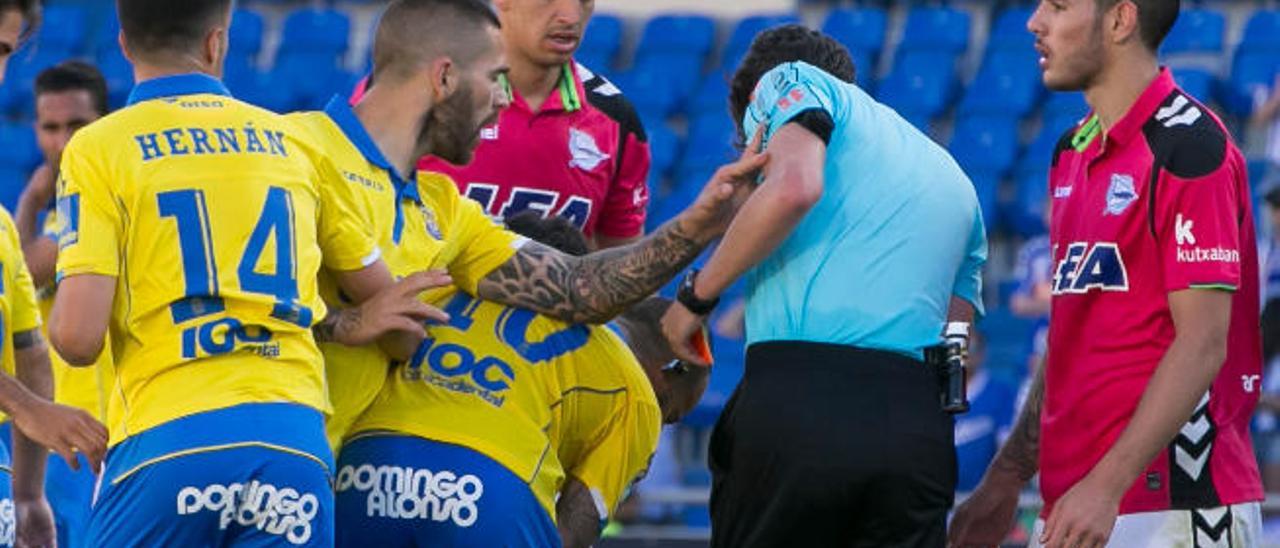 Marko Livaja pone la mano sobre el hombro de Munuera Montero, tras ver la cartulina roja, ante Theo (d).