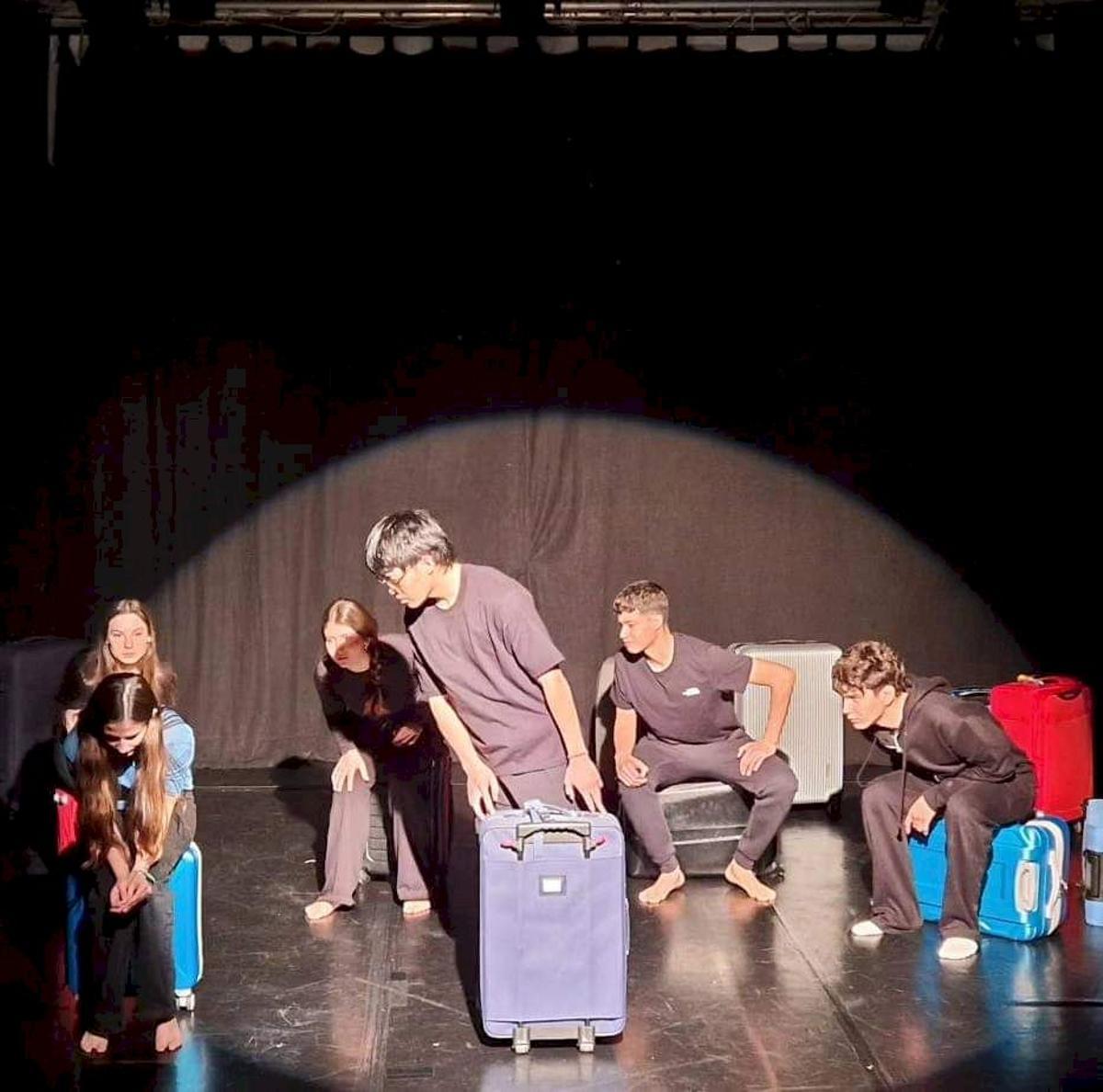 Escena de la obra de teatro sobre migraciones elaborada por los alumnos del IES Santa Pola
