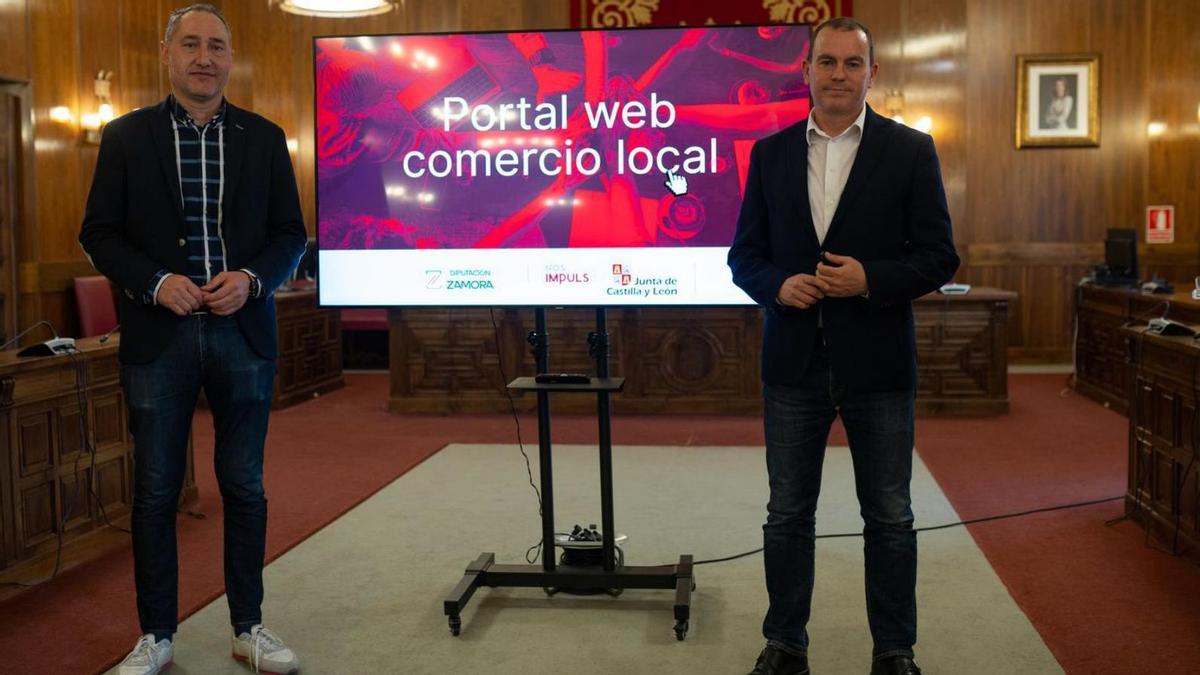 Francisco Requejo, presidente de la Diputación, presenta el Portal del Comercio Local, con el diputado de Economía, Emilio Fernández Martínez.