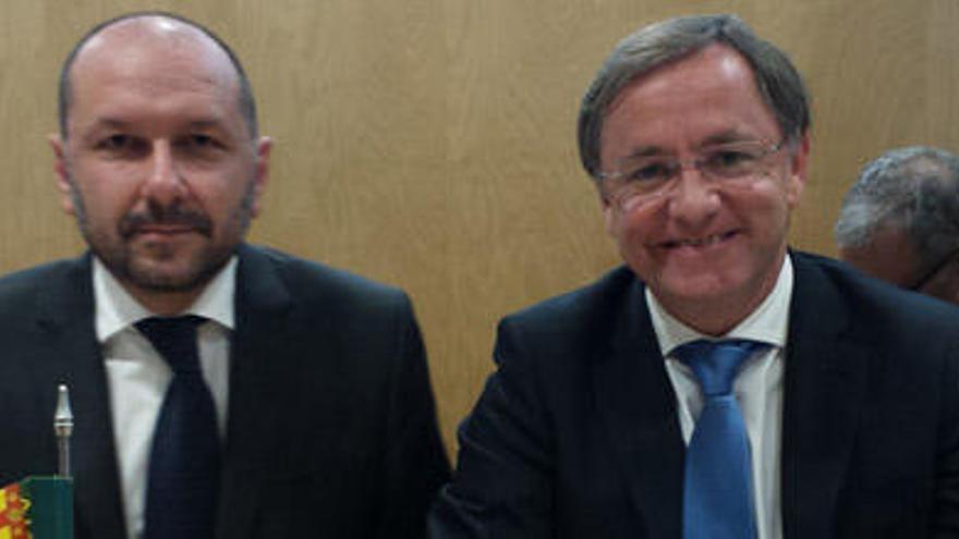 El conseller Moragues, a la derecha, con el secretario autonómico de Hacienda, Antonio Montes, el martes en el Consejo Fiscal.