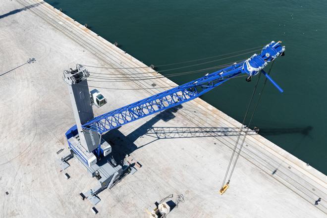 El Port de Tarragona incorpora una nueva grúa para manipular mercancías
