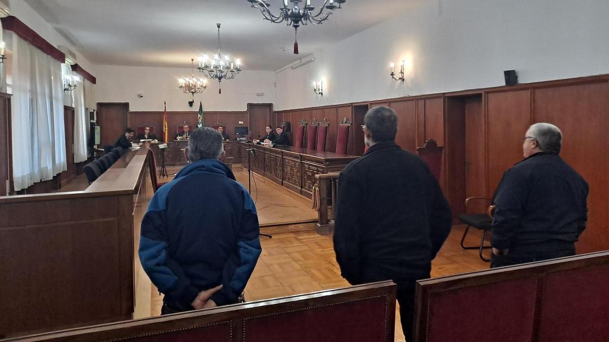 Los tres condenados, este miércoles, en la Audiencia Provincial de Badajoz.