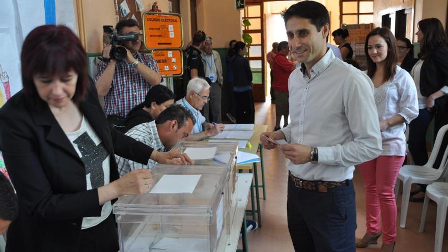 Juan Molina (PP) ejerciendo su voto en Cieza