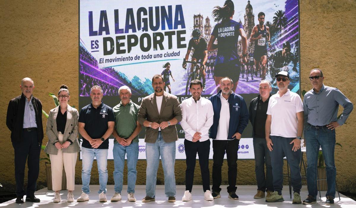 Foto de familia tras la presentación del calendario en la plaza Hermano Ramón. |