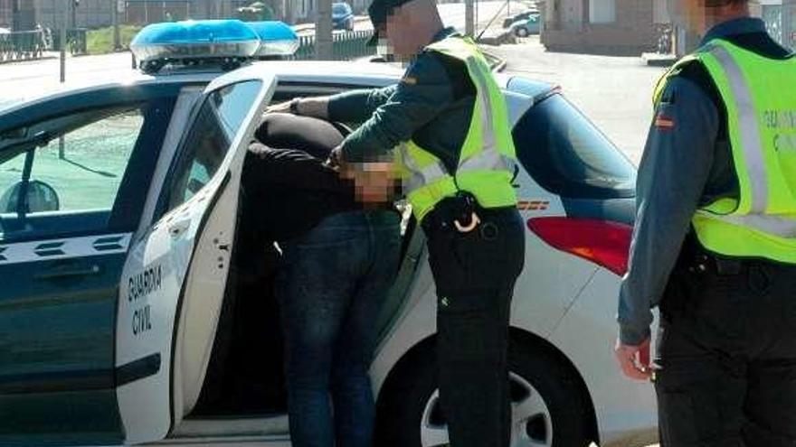 La Guardia Civil detiene a los delincuentes.