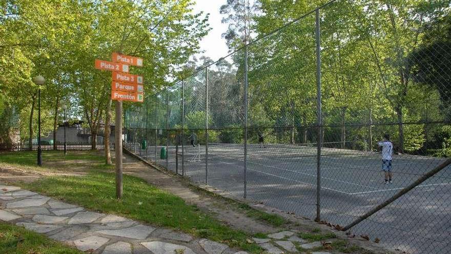 Las pistas de tenis del complejo de O Beque.  // Gonzalo Núñez