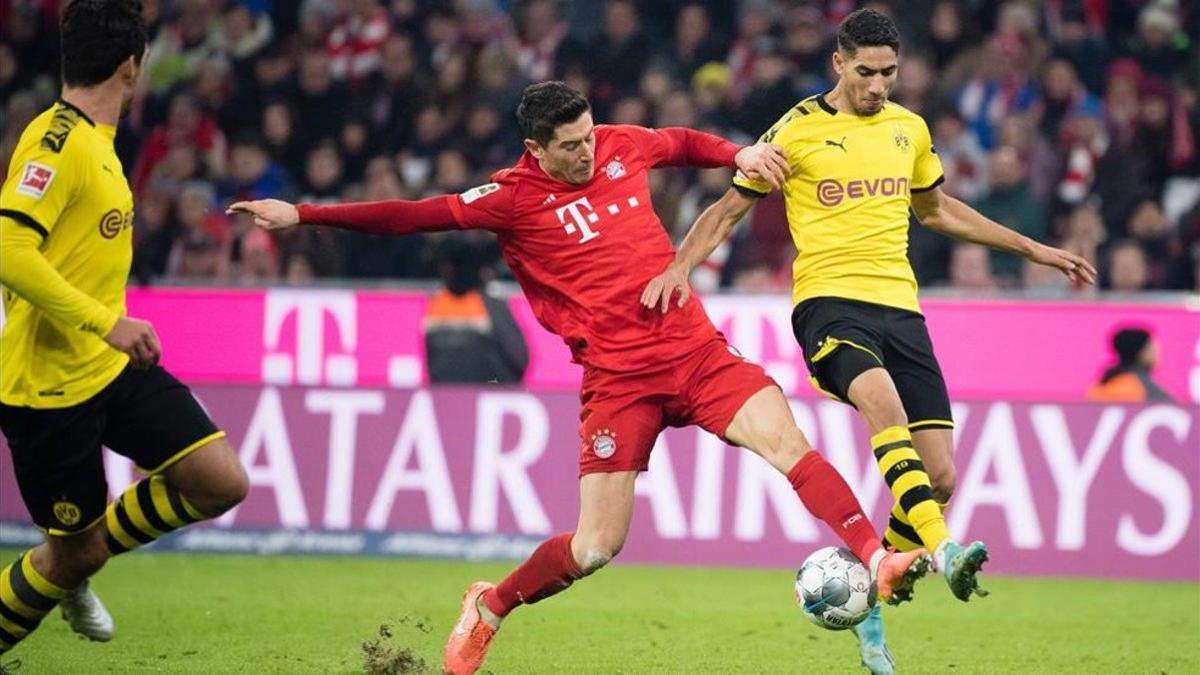 Achraf Hakimi  junto a Lewandowski