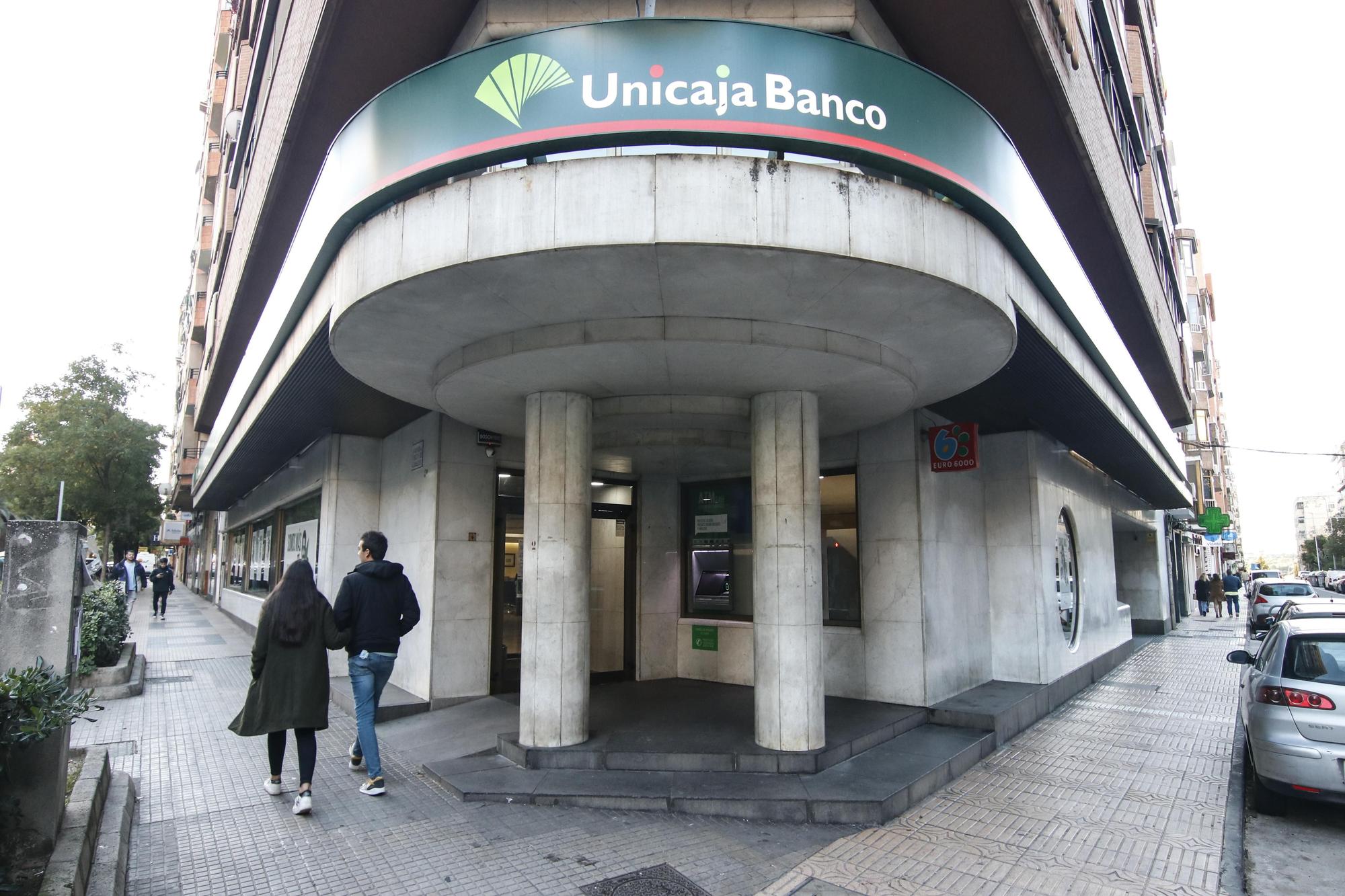 Oficina de Unicaja Banco en la avenida Virgen de Guadalupe de Cáceres.