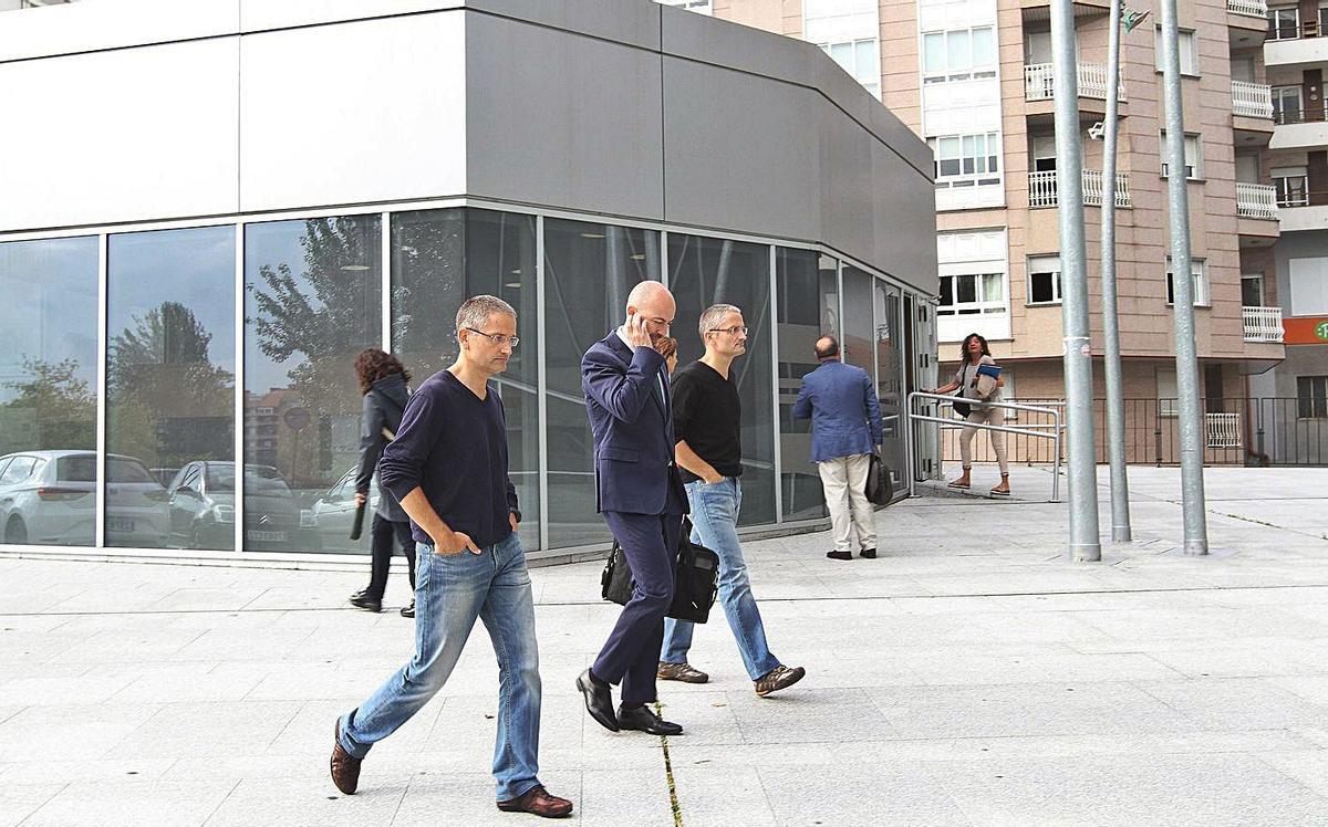 Los policías gemelos Roy y Bernardo D. L., junto a su defensa. | // IÑAKI OSORIO