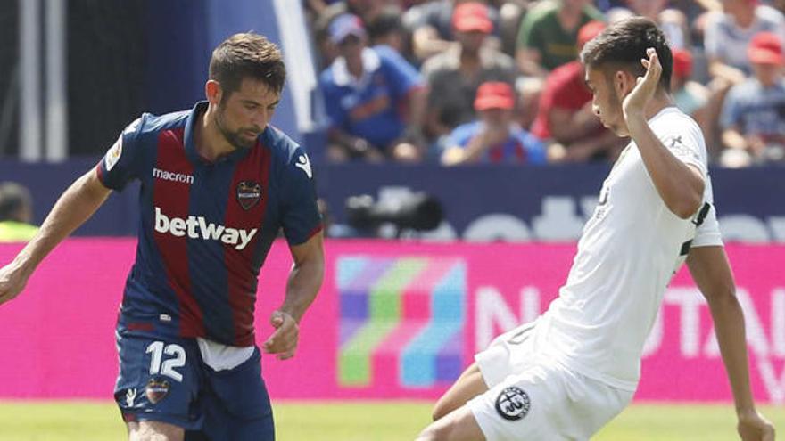 Coke y Ferran luchan por el balón en el Derbi del Ciutat.