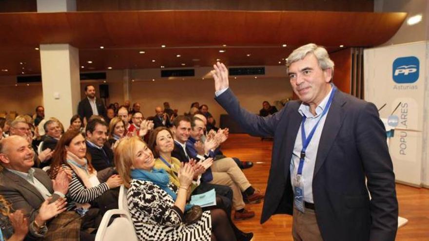 Marín, con gesto triunfal y aplaudido por Mercedes Fernández, en el congreso en el que salió elegido.