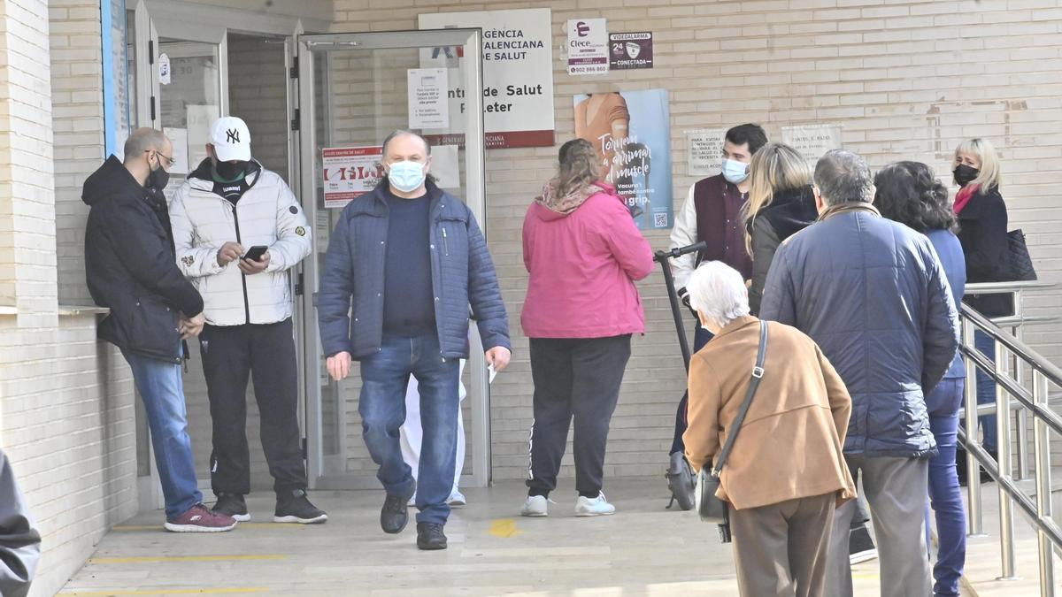 Colas en los centros de salud de la provincia ante el aluvión de pacientes que acude ya sea por la afección del coronavirus o por otras patologías.