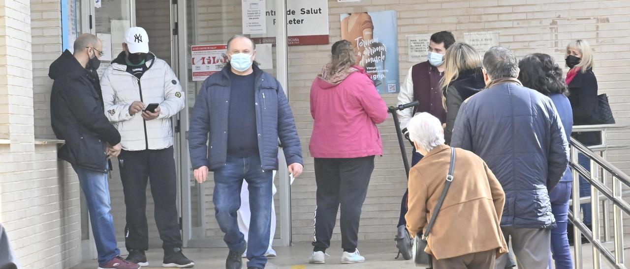 Colas en los centros de salud de la provincia ante el aluvión de pacientes que acude ya sea por la afección del coronavirus o por otras patologías.