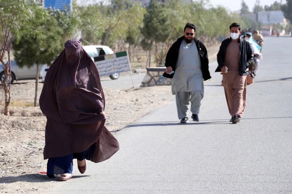 Los talibanes prohibirán que los afganos abandonen Afganistán sin motivo
